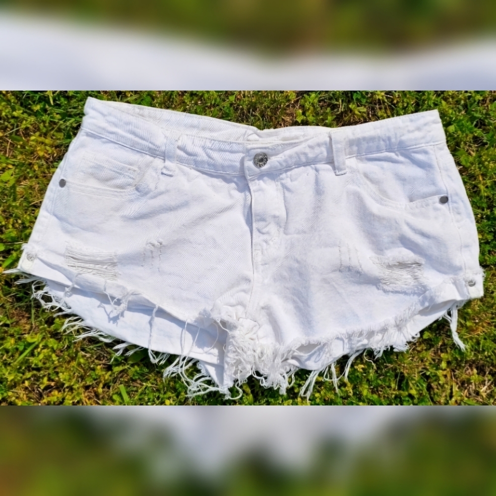 Distressed Jean Shorts in White